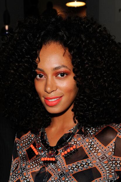 Sobre la piel morena de Solange Knowles el coral sienta fenomenal.