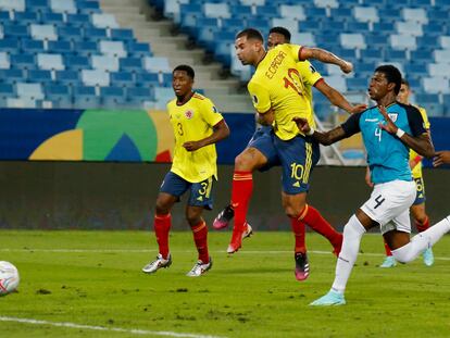 Edwin Cardona anota el primer gol para Colombia en su duelo de Copa América ante Ecuador en el Arena Pantanal de Cuiabá.