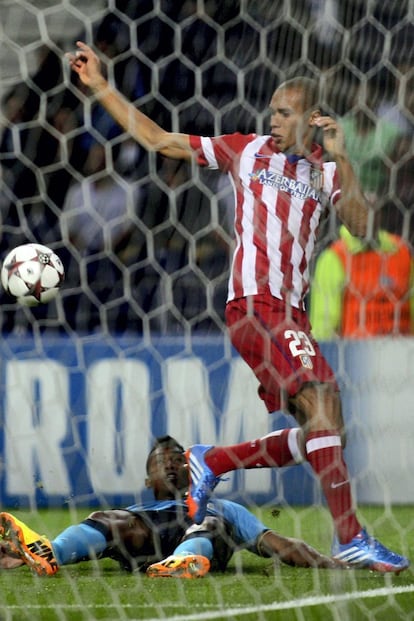 Miranda lucha por el balón con  Alex Sandro.