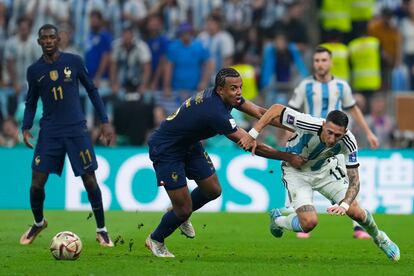 El francés Jules Kounde aplaca al argentino Angel Di Maria. 