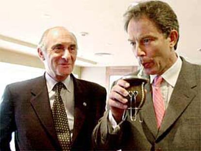 El primer ministro británico, Tony Blair, bebe mate en presencia del presidente argentino, Fernando de la Rúa.