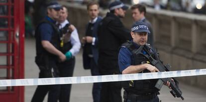 Un grupo de policías en la zona en la que fue detenido el sospechoso este jueves en Westminster, Londres.