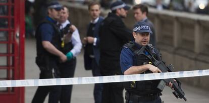 Un grupo de polic&iacute;as en la zona en la que fue detenido el sospechoso este jueves en Westminster, Londres.