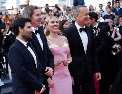 Jason Schwartzman, from left, director Wes Anderson, Scarlett Johansson, and Tom Hanks