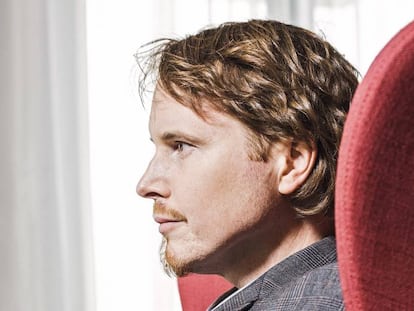 Grant Achatz posa para ICON en el NH Collection Eurobuilding de Madrid. Mientras le retrataban, seguramente descubrió el sabor de una cámara fotográfica cuando hace click.