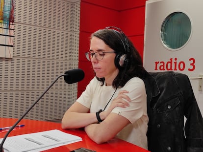 La periodista María Taosa, durante uno de los programas de 'Generación Ya' (Radio 3).