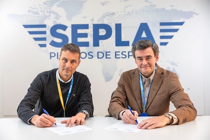 Representantes de Iberia y Vueling durante la firma del acuerdo.