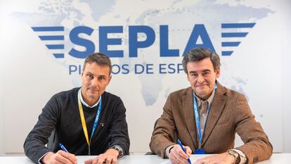 Representantes de Iberia y Vueling durante la firma del acuerdo.