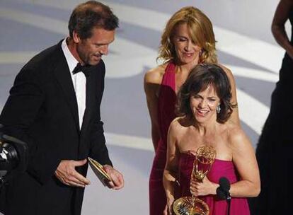 Sally Field <i>(Cinco hermanos)</i> junto a Hugh Laurie <i>(House) </i>y Felicity Huffman <i>(Mujeres desesperadas).</i>