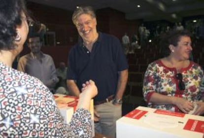 Jos&eacute; Antonio P&eacute;rez Tapias vota en Granada.