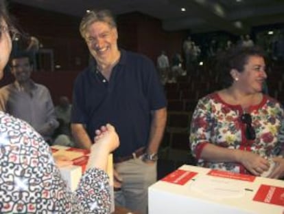 Jos&eacute; Antonio P&eacute;rez Tapias vota en Granada.