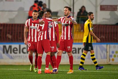 Vitolo, Ricard, de espaldas, y Saúl felicitan a Lemar por su gol al Cardassar en la Copa del Rey.