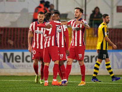 Vitolo, Ricard, de espaldas, y Saúl felicitan a Lemar por su gol al Cardassar en la Copa del Rey.