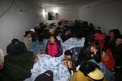 Un grupo de residentes de la isla Yeonpyeong, evacuados tras el bombardeo de Corea del Norte.