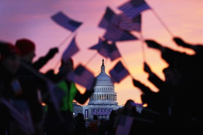 El público se congrega a primera hora en los alrededores del Capitolio para la toma de posesión de Barack Obama.