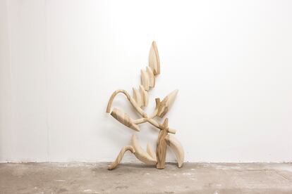 Una escultura sin título del artista Pablo Andino, de la galería ecuatoriana N. A. S. A. L.