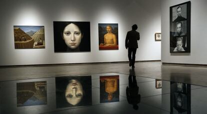 Al fondo, pinturas de Alberto Gálvez en la exposición del Centre del Carme.