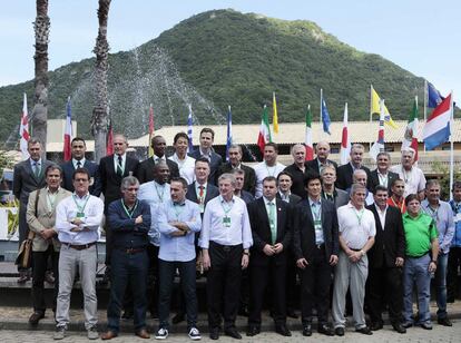 Foto oficial de los seleccionadores que acudieron al seminario de la FIFA.