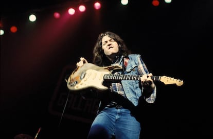 Rory Gallagher, a principios de los setenta, en un concierto con su clásica guitarra Fender Stratocaster descascarillada.