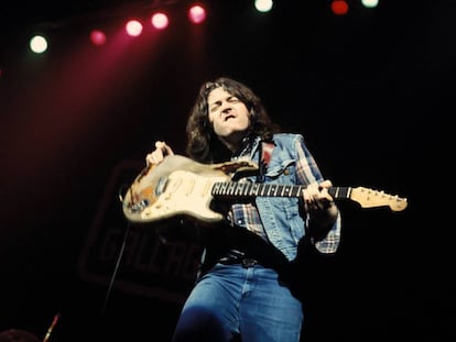 Rory Gallagher, a principios de los setenta, en un concierto con su clásica guitarra Fender Stratocaster descascarillada.