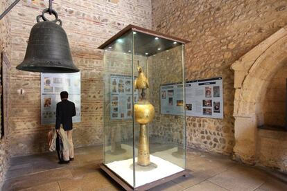 Museo de San Isidoro, en el que se pueden ver la campana mozárabe (izquierda), de las más antiguas de la península Ibérica, y la veleta del gallo de cobre recubierto de oro, del siglo VI.