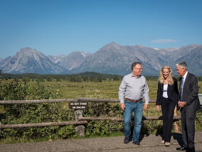 El presidente del Banco de la Reserva Federal de Nueva York, John Williams, con Lael Brainard y Jerome Powell, la vicepresidenta y el vicepresidente de la Reserva Federal durante el simposio anual del banco central en el Parque Nacional Grand Teton, este viernes.