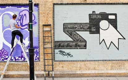 Un grafitero del estudio de diseño Monorex, en Shoreditch (Londres).