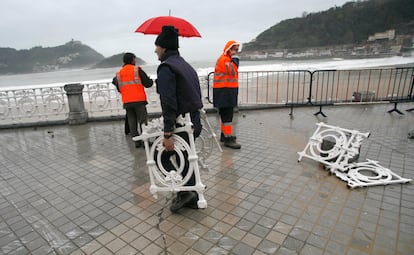 Operarios retiran piezas de la barandilla de La Concha, en San Sebastián, en una imagen de archivo.