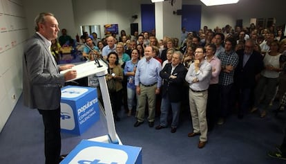 El presidente del PP valenciano y del Consell, Alberto Fabra, en su comparecencia en el partido tras conocer los resultados.