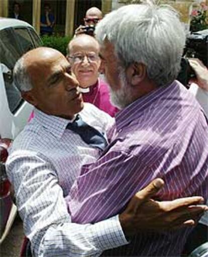 Mordejai Vanunu abraza a Peter Hounam a su salida de la prisión de Shikma, en Ashkelon, el pasado 21 de abril.