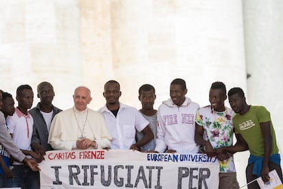 El papa francisco posa con un grupo de migrantes, recibidos en la Audiencia General el 22 de junio de 2016.