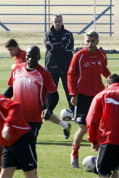 El selccionador de Suiza, Ottmar Heidfield, vigila un entrenamiento de sus pupilos en Sudáfrica