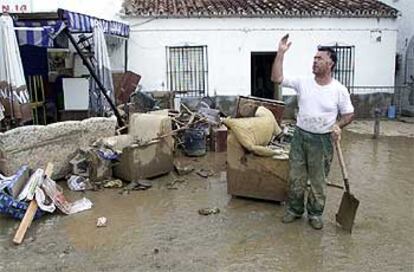 Un vecino de Rincón de la Victoria limpia su casa tras las inundaciones.
