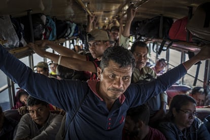 José Basilio, de 43 años, viaja en autobús hacia Estados Unidos en la caravana migrante que cruzó Guatemala en enero de 2020. Deja a sus tres hijos con su esposa. Ella planea emigrar y unirse a él en cuanto José Basilio se haya podido asentar.