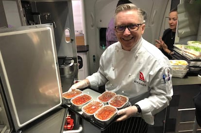 Un cocinero de Qantas prepara la comida de los pasajeros.