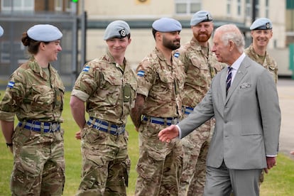 El rey Carlos III saluda a los soldados a su llegada al Centro de Aviación del Ejército en Middle Wallop, Reino Unido, el 13 de mayo de 2024.