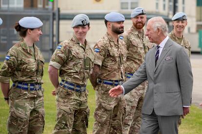 El rey Carlos III saluda a los soldados a su llegada al Centro de Aviación del Ejército en Middle Wallop, Reino Unido, el 13 de mayo de 2024.