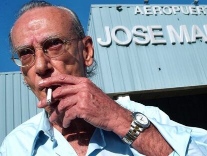 Eloy Guti&eacute;rrez Menoyo, en el aeropuerto de La Habana en 2003.
 