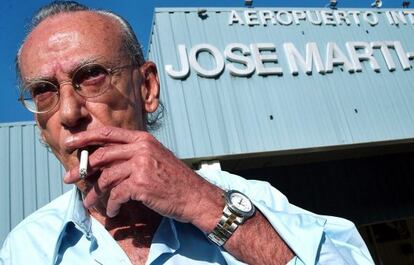 Eloy Guti&eacute;rrez Menoyo, en el aeropuerto de La Habana en 2003.
 