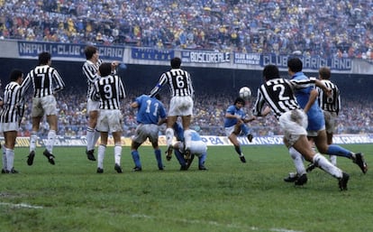 Maradona, cuando jugaba en el Nápoles, lanza para marcar gol frente al Juventus durante la liga italiana, en 1987.