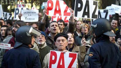 Concentración ante la sede del PP en Madrid, durante la jornada de reflexión previa a las elecciones del 14 de Marzo de 2004.