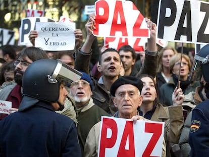 Concentración ante la sede del PP en Madrid, durante la jornada de reflexión previa a las elecciones del 14 de Marzo de 2004.