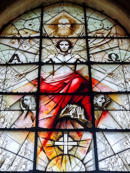 Una de las vidrieras de la catedral diseñada por Carlos Muñoz de Pablos.