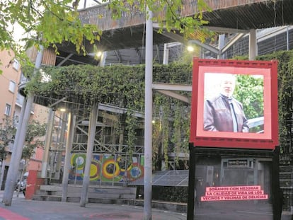 Una de las propuestas tecnológicas de la ciudad y banderolas publicitarias en el barrio de Las Delicias, en Zaragoza.