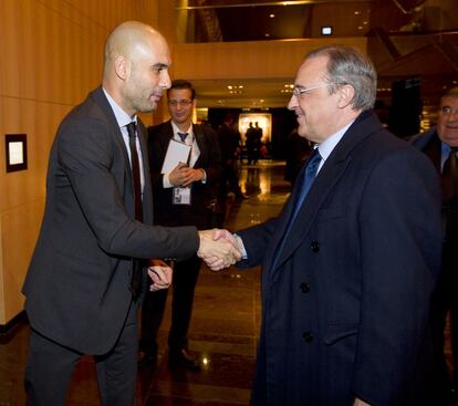 El exentrenador del FC Barcelona Pep Guardiola (i) felicita al presidente del Real Madrid Florentino Fernández (d) momentos antes de iniciarse la gala.