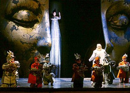 Los cantantes Johan Botha, a la derecha, y Gabriele Schnaut, en el centro, en una escena de <b></b><i>Turandot</i>, en Salzburgo.