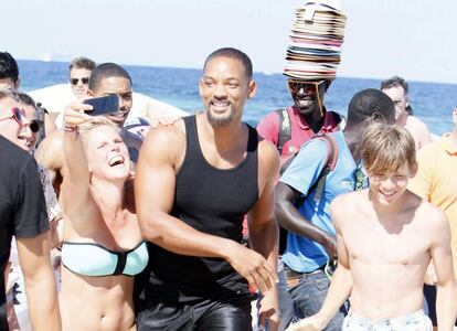 El actor Will Smith , en Ibiza, rodeado de admiradores.