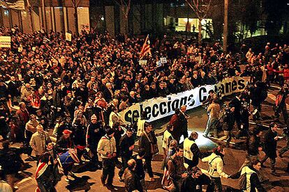 Un momento de la manifestación, con Artur Mas, Josep Lluís Carod y David Moner, entre otros, portando la pancarta de la cabecera.
