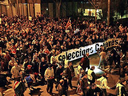 Un momento de la manifestación, con Artur Mas, Josep Lluís Carod y David Moner, entre otros, portando la pancarta de la cabecera.