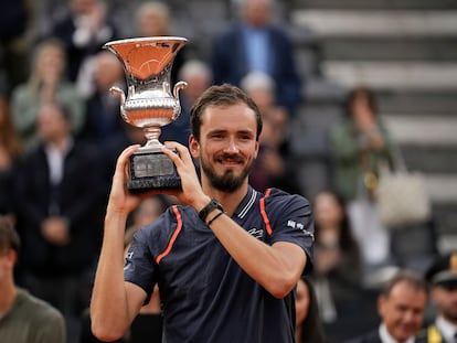 Daniil Medvedev levanta el trofeo de campeón en el ATP de Roma.